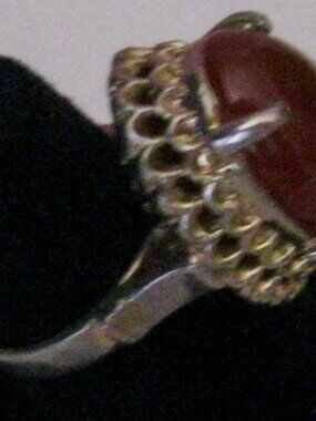 BEAUTIFUL FAUX CARNELIAN STONE RING SIZE 4-1/2 IN A LOVELY LIGHT GOLDTONE FINISH
